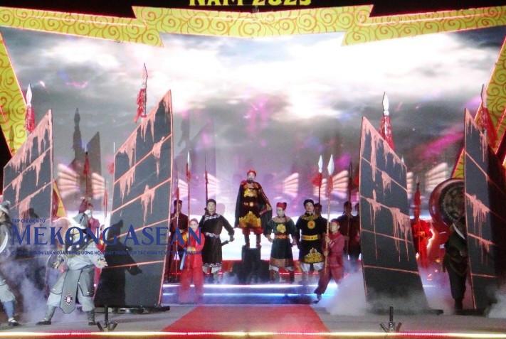 Tái hiện cảnh Quốc công Tiết chế Trần Hưng Đạo chỉ huy, chiến đấu tại lễ hội mùa Thu Côn Sơn - Kiếp Bạc. Ảnh tư liệu.