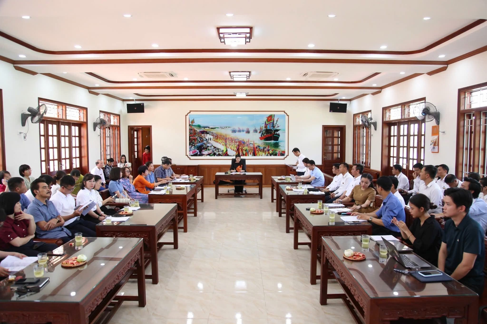 Các đại biểu dự cuộc họp.