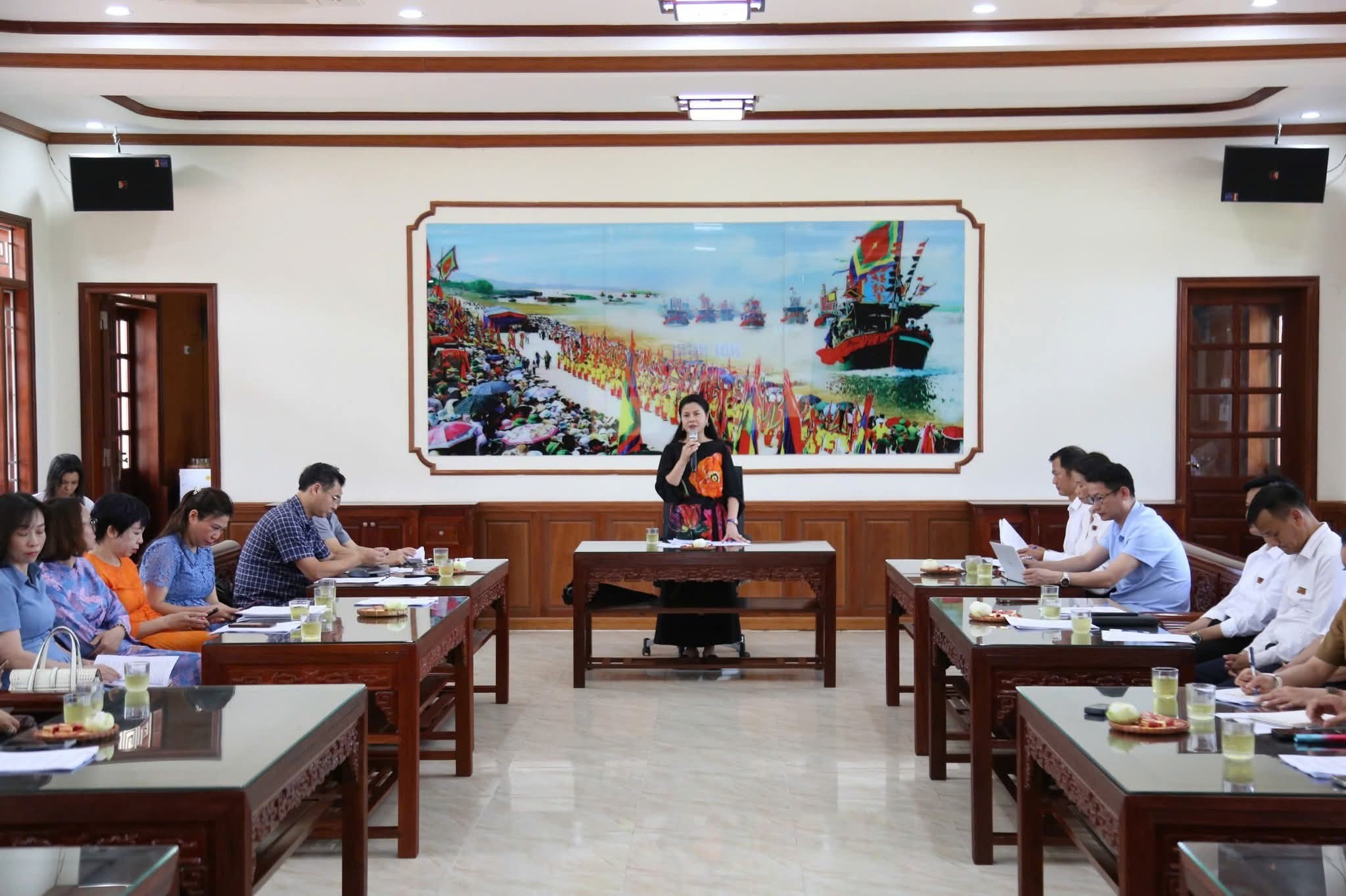 Bà Trần Thị Hoàng Mai, Giám đốc Sở Văn hóa, Thể thao và Du lịch thành phố Hải Phòng chủ trì cuộc họp. Ảnh Cổng TTĐT Hải Phòng.