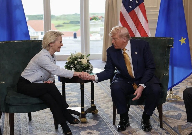 Chủ tịch EC Ursula von der Leyen và Tổng thống Mỹ Donald Trump tại Scotland ngày 27/7. Ảnh: X/@kylewhitegoat