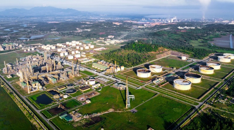 Nhà máy lọc dầu Dung Quất và bể chứa sản phẩm dầu khí ở Khu Kinh tế Dung Quất. Nguồn: BSR.