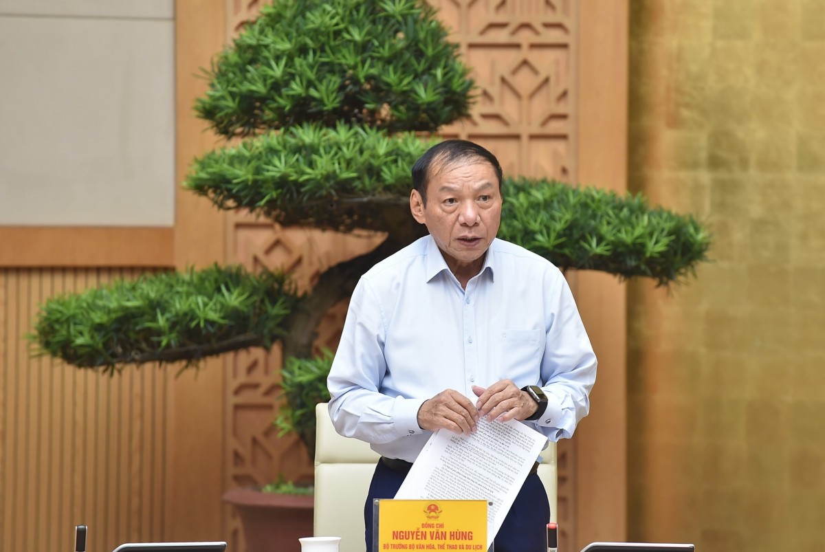 Bộ trưởng Bộ Văn hóa, Thể thao và Du lịch Nguyễn Văn Hùng phát biểu tại phiên họp - Ảnh: VGP