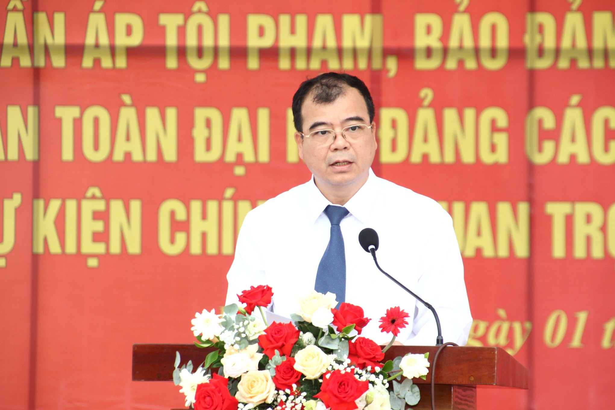 Phó Chủ tịch UBND thành phố Hải Phòng Nguyễn Minh Hùng phát biểu tại lễ ra quân. Ảnh Việt Cường.