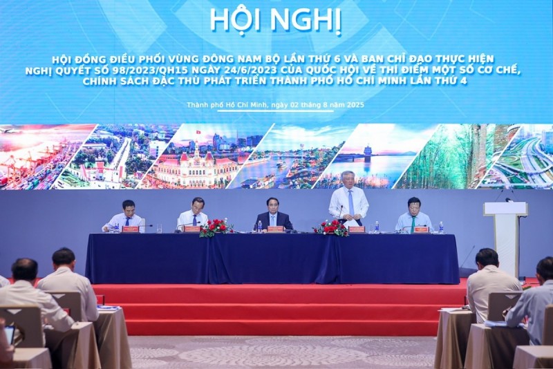 Hội nghị lần thứ 6 Hội đồng điều phối vùng Đông Nam Bộ và Phiên họp lần thứ 4 Ban Chỉ đạo triển khai Nghị quyết số 98/2023/QH15 của Quốc hội về thí điểm một số cơ chế, chính sách đặc thù phát triển TPHCM - Ảnh: VGP