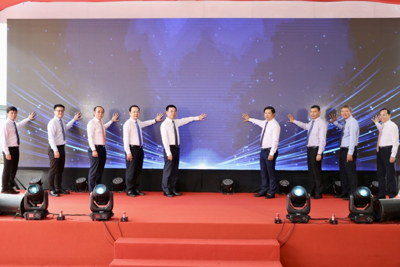 Các đại biểu thực hiện nghi thức khởi động Dự án Phòng thí nghiệm phục vụ sản xuất công nghệ đóng gói tiên tiến (Fab-Lab) - Ảnh: VGP