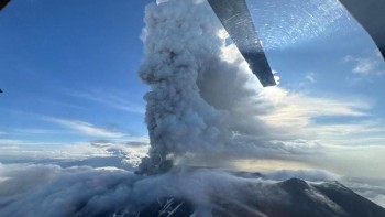 Núi lửa ngủ yên hơn 500 năm tại Nga phun trào sau động đất