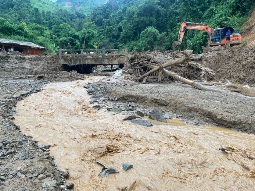 Nhiều căn nhà ở bản Háng Pú Xi đã bị vùi lấp, cuốn trôi. Ảnh: VGP.