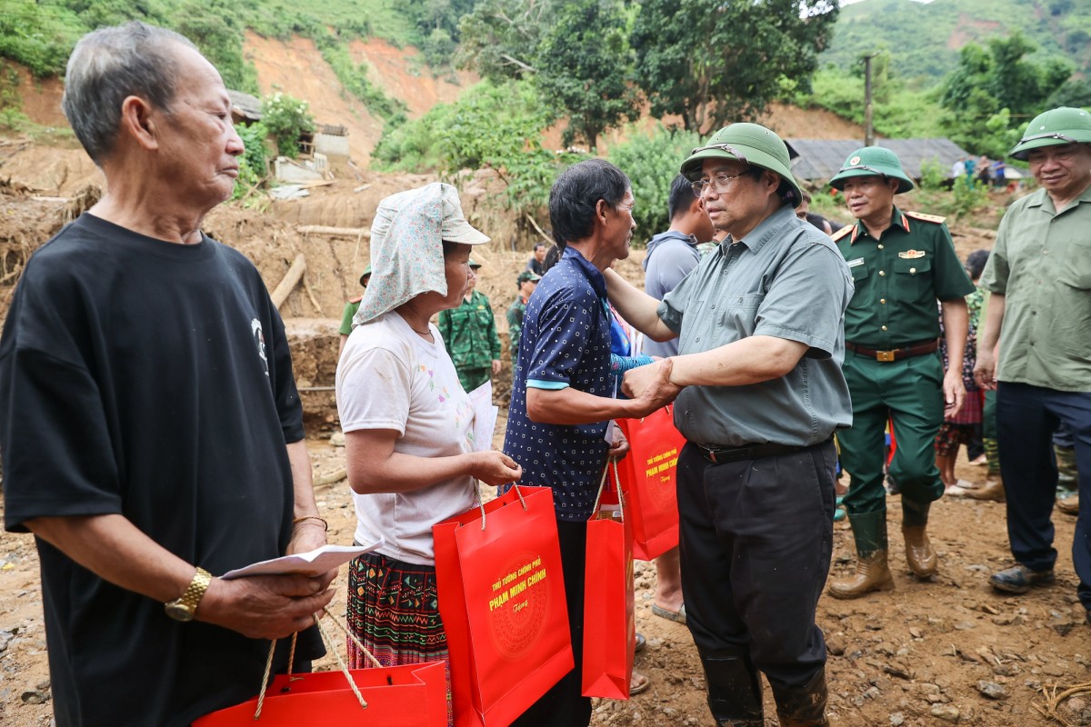 Thủ tướng tặng quà cho người dân. Ảnh: VGP.