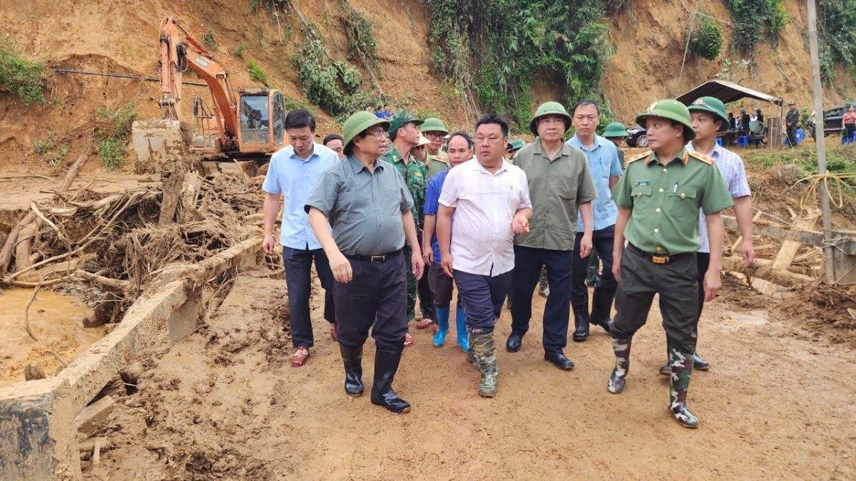 Lực lượng Quân đội, Công an và các lực lượng địa phương đã huy động gần 1.300 người, tiếp cận được hiện trường các khu vực xảy ra lũ quét để thực hiện công tác tìm kiếm cứu nạn. Ảnh: VGP.