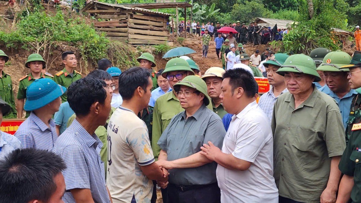 Thủ tướng động viên người dân tại bản Háng Pú Xi. Ảnh: VGP.