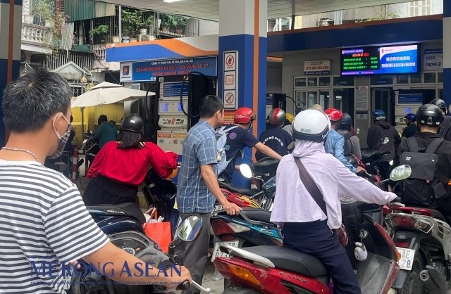 Xăng RON 95 quay đầu tăng hơn 170 đồng/lít