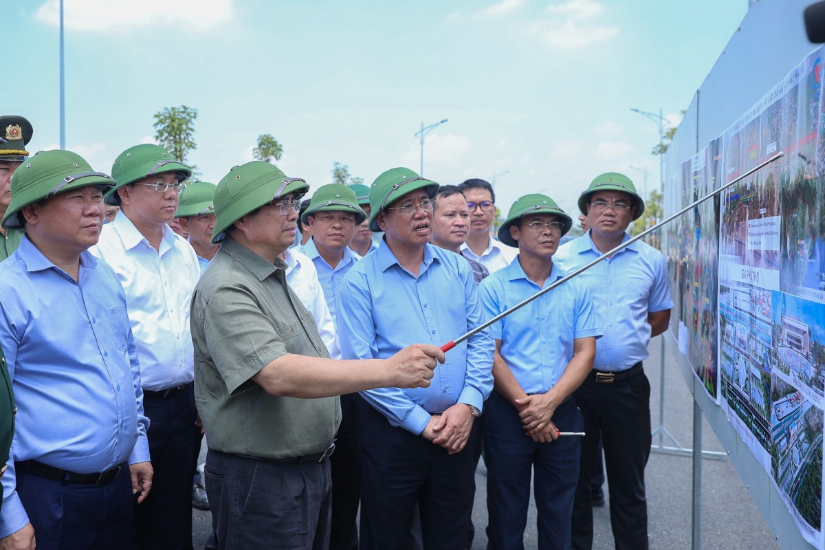 Thủ tướng khảo sát hướng tuyến xây dựng tuyến đường sắt Lào Cai – Hà Nội – Hải Phòng đoạn qua tỉnh Phú Thọ - Ảnh: VGP