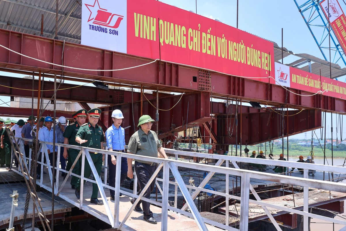 Thủ tướng Phạm Minh Chính kiểm tra thực địa dự án cầu Phong Châu, tỉnh Phú Thọ. Ảnh: VGP
