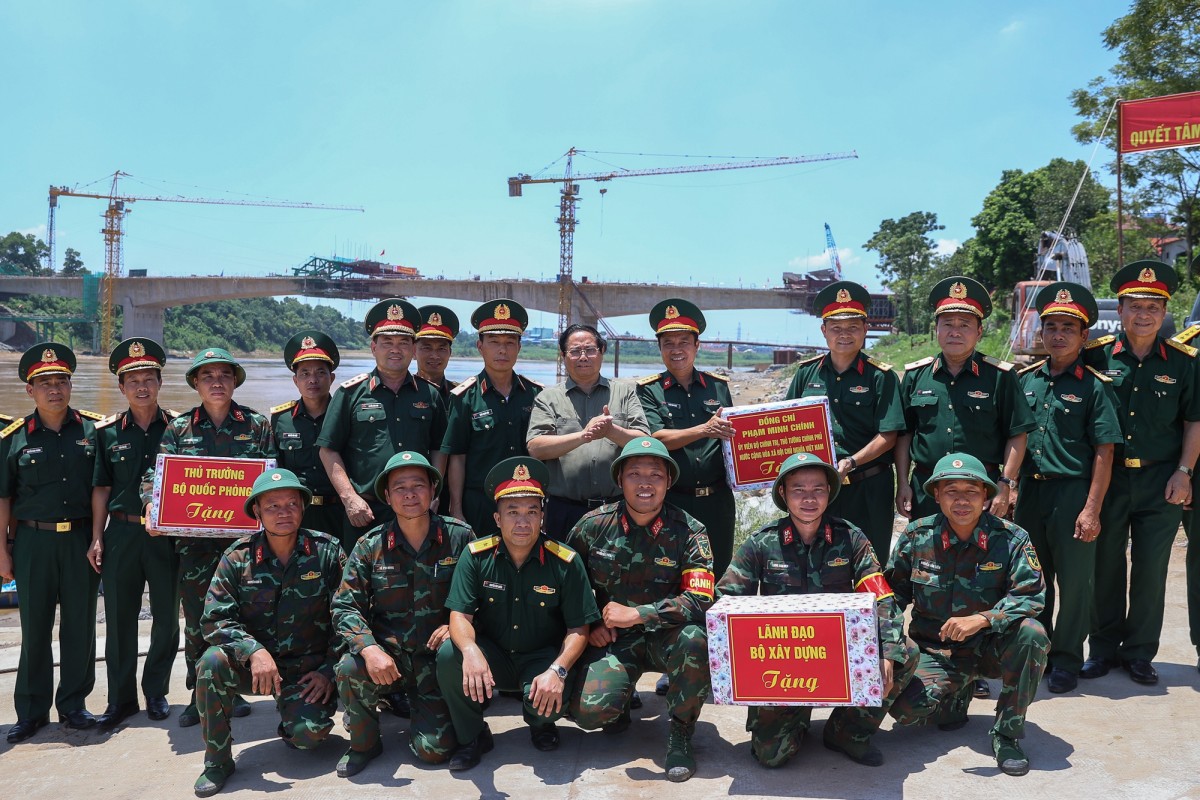 Thủ tướng tặng quà động viên cán bộ, chiến sĩ Lữ đoàn 249, Binh chủng Công binh (Bộ Quốc phòng). Ảnh: VGP.