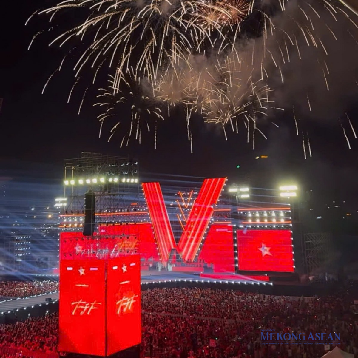 Hàng nghìn khán giả hát Quốc ca, vang tiếng gọi 'Tổ quốc trong tim'