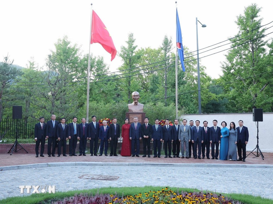 Tổng Bí thư dự lễ khánh thành tượng Chủ tịch Hồ Chí Minh tại Hàn Quốc