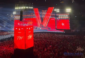 Hàng nghìn khán giả hát Quốc ca, vang tiếng gọi 