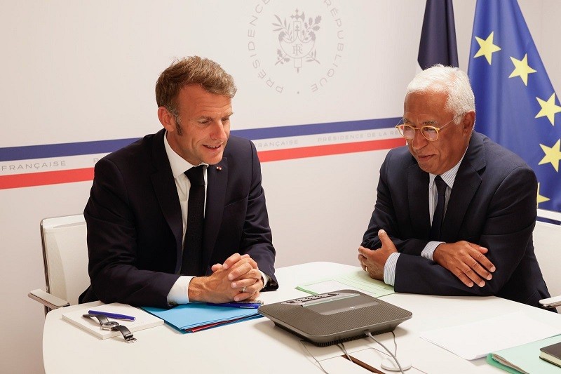 Ông Emmanuel Macron (trái) và Chủ tịch Hội đồng châu Âu Antonio Costa trong cuộc họp trực tuyến ngày 13/8. Ảnh: X/@eucopresident