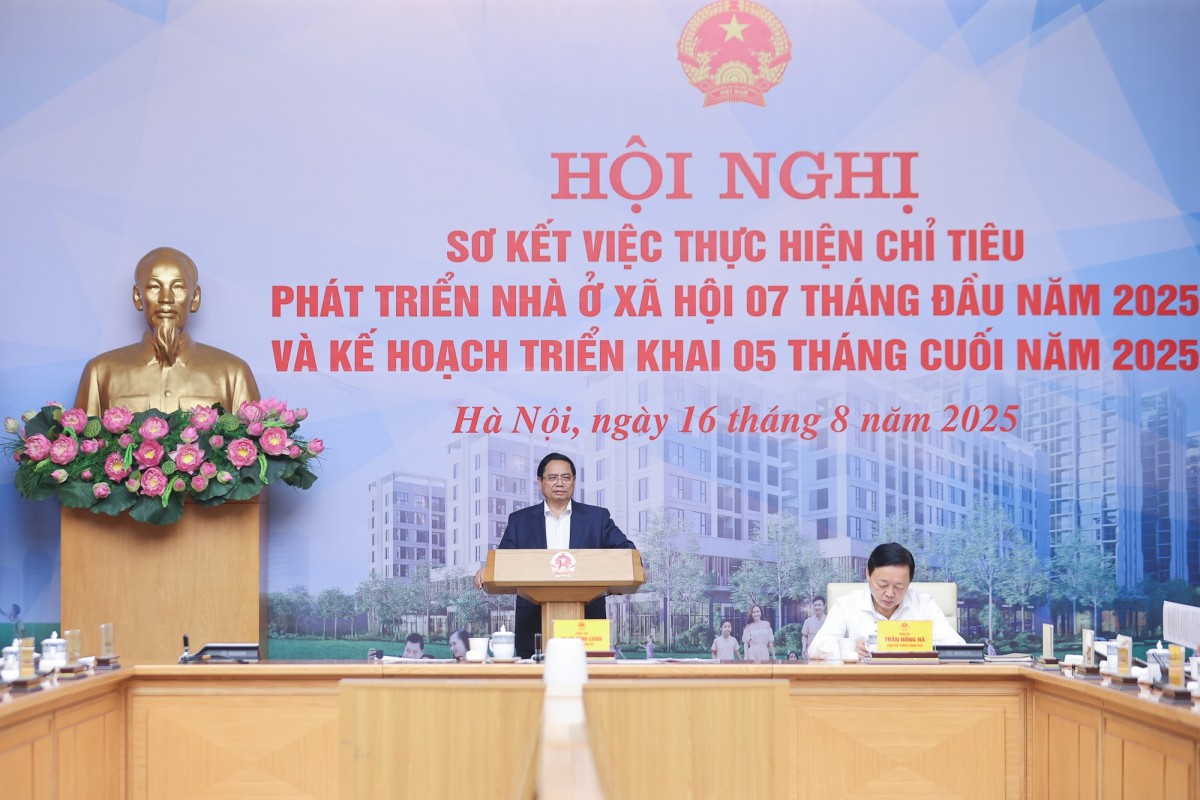 Thủ tướng Phạm Minh Chính phát biểu khai mạc Hội nghị sơ kết việc thực hiện chỉ tiêu phát triển nhà ở xã hội 7 tháng đầu năm 2025 và kế hoạch triển khai 5 tháng cuối năm 2025 - Ảnh: VGP