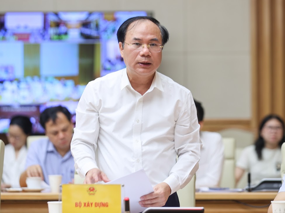 Thứ trưởng Bộ Xây dựng Nguyễn Văn Sinh trình bày Báo cáo sơ kết việc thực hiện chỉ tiêu phát triển nhà ở xã hội 07 tháng đầu năm 2025 và kế hoạch triển khai 05 tháng cuối năm 2025. Ảnh: VGP.