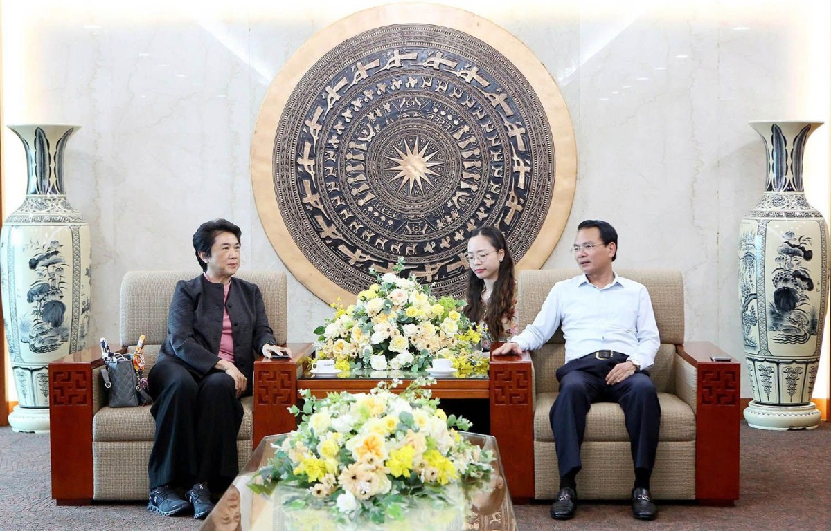 Bí thư Tỉnh ủy Đặng Xuân Phong và bà Somhatai Panichewa tại buổi tiếp.