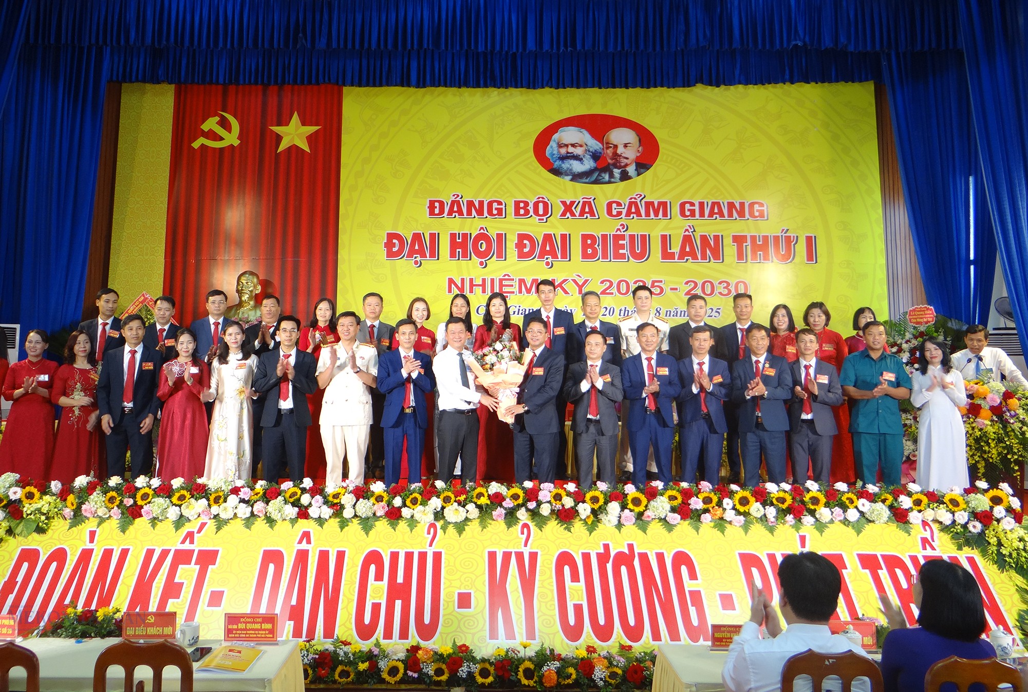 Thiếu tướng Bùi Quang Bình tặng hoa chúc mừng Ban Chấp hành Đảng bộ xã Cẩm Giang nhiệm kỳ 2025 - 2030.