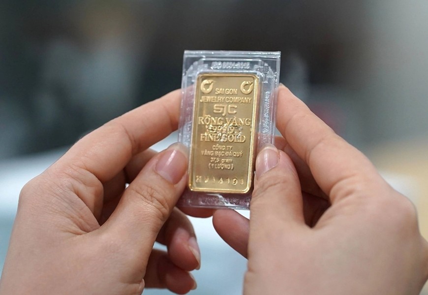 Giá vàng SJC vượt 135 triệu đồng/lượng