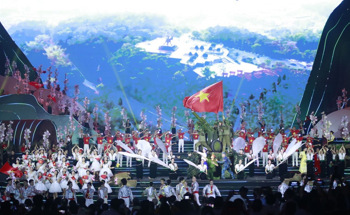 Nhiều chương trình nghệ thuật đặc sắc được công diễn chào mừng các ngày lễ lớn của đất nước. Ảnh: Tuấn Minh.
