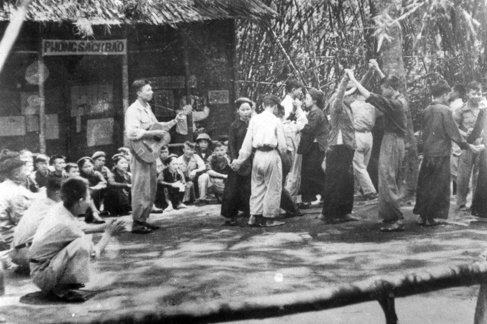 Sinh hoạt văn nghệ của cơ quan trong kháng chiến chống Pháp. Ảnh tư liệu.