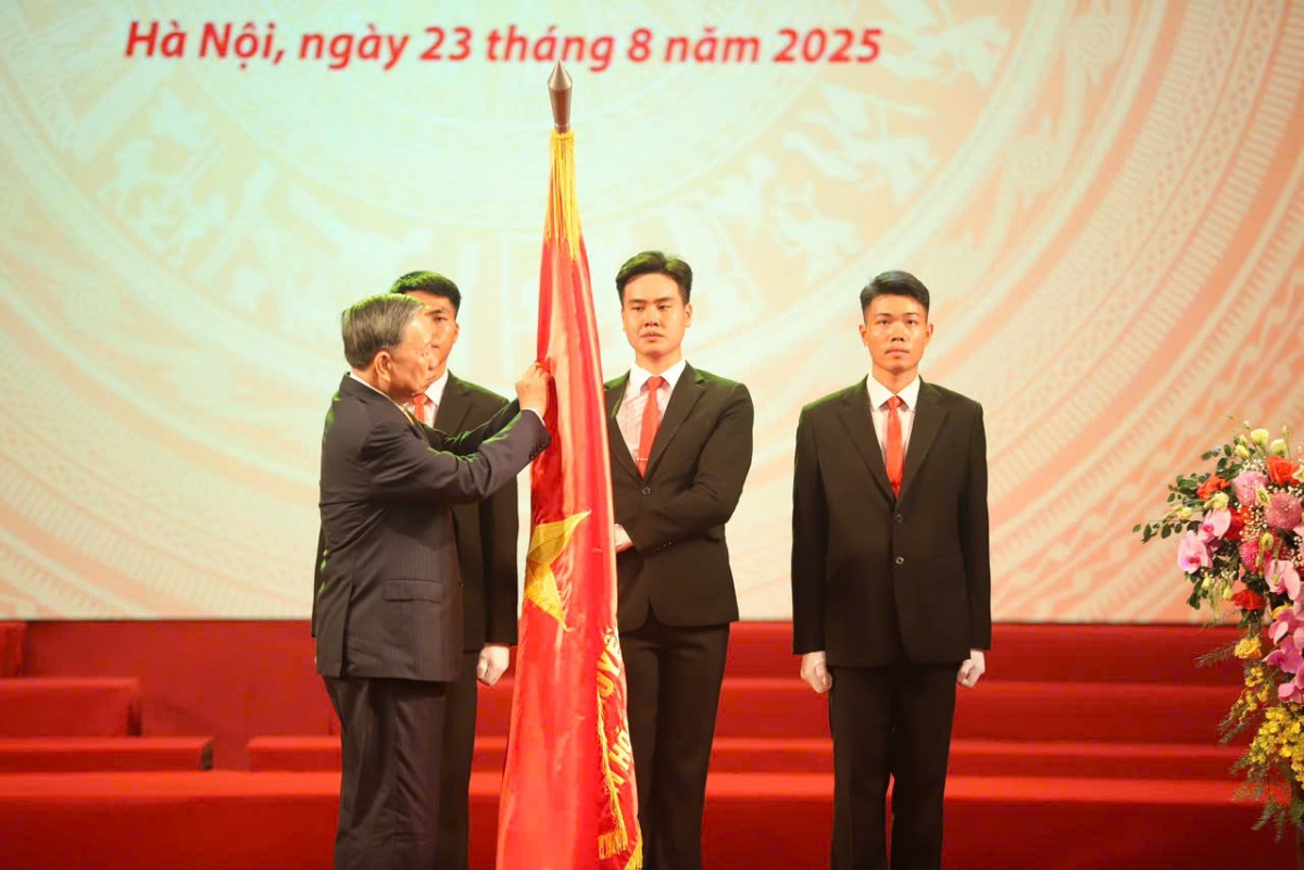 Tổng Bí thư Ban Chấp hành Trung ương Đảng Cộng sản Việt Nam Tô Lâm thay mặt Lãnh đạo Đảng và Nhà nước trao Huân chương Lao động hạng Nhất cho Bộ Văn hóa, Thể thao và Du lịch.