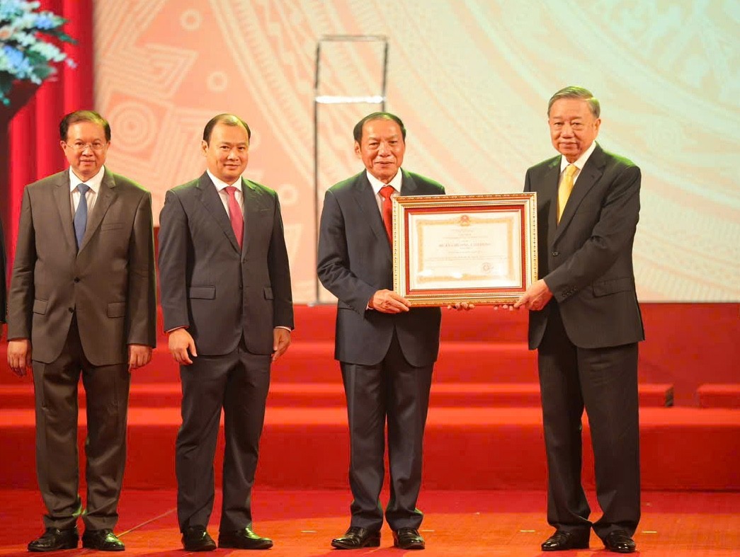 Tổng Bí thư Ban Chấp hành Trung ương Đảng Cộng sản Việt Nam Tô Lâm thay mặt Lãnh đạo Đảng và Nhà nước trao Huân chương Lao động hạng Nhất cho BộVHTT&DL. Ảnh: Bộ VHTT&DL.