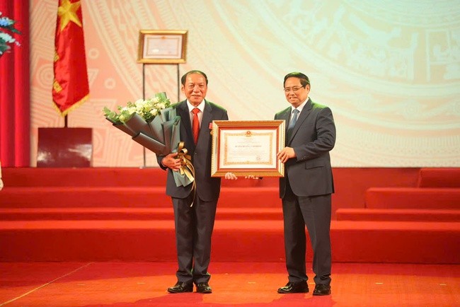 Thủ tướng Chính phủ Phạm Minh Chính đã trao tặng Bộ trưởng VHTT&DL Nguyễn Văn Hùng Huân chương Lao động hạng Nhất.