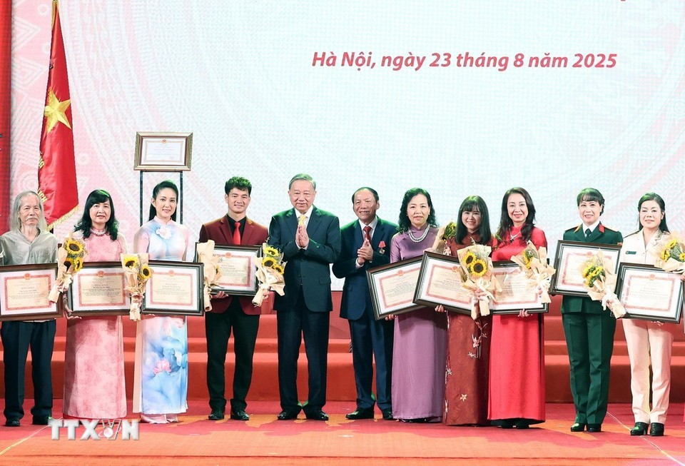 Tổng Bí thư Tô Lâm tặng hoa, Bộ trưởng Bộ VHTTDL Nguyễn Văn Hùng trao Bằng khen cho các cá nhân đã có thành tích xuất sắc tiêu biểu trong lĩnh vực Văn hóa, Thông tin, Thể thao và Du lịch giai đoạn 2023 - 2025.