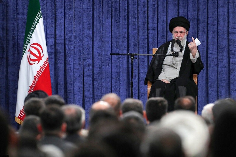Lãnh tụ tối cao Iran Ali Khamenei tại Đền thờ Imam Reza ngày 24/8. Ảnh: Tehran Times
