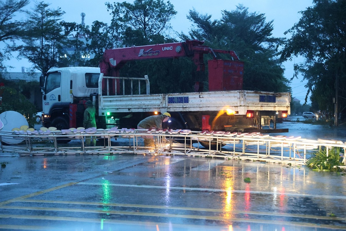 Một số công trình tại trung tâm TP Hà Tĩnh bị đổ rạp. Ảnh: Báo Hà Tĩnh.