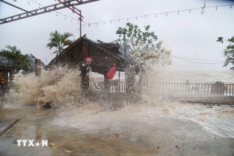 Khu du lịch biển Cửa Hiền (xã An Châu, tỉnh Nghệ An) bị sóng đánh gây hư hỏng nặng. 