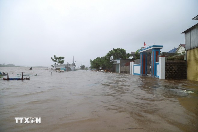 hu vực dân cư gần cửa biển Lạch Vạn thuộc xóm Ngọc Minh (xã Diễn Châu, tỉnh Nghệ An) bị ngập nặng do nước biển dâng. (