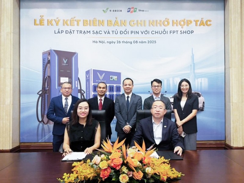 V-Green triển khai các điểm sạc ô tô, đổi pin xe điện tại chuỗi FPT Shop