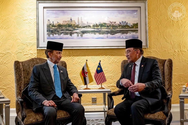 Quốc vương Brunei Hassanal Bolkiah và Thủ tướng Malaysia Anwar Ibrahim tại Khu phức hợp Seri Perdana ở thành phố Putrajaya (Malaysia). Ảnh: Facebook/@Anwar Ibrahim