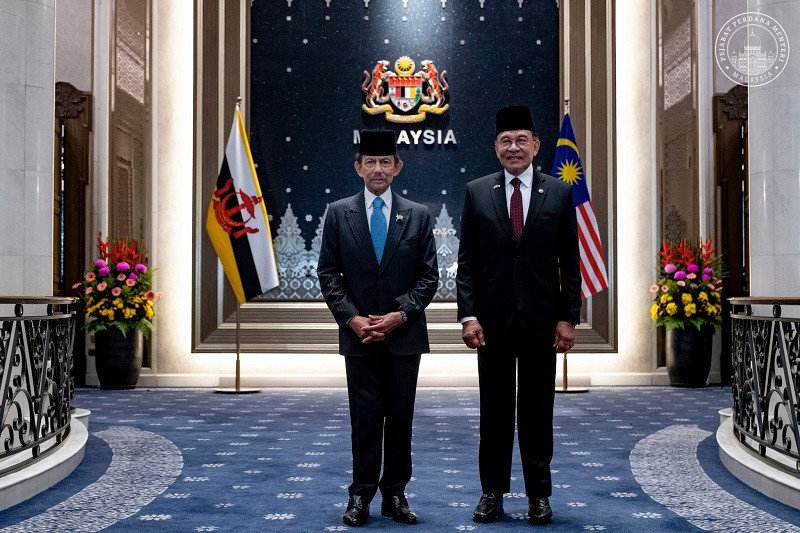 Ông Hassanal Bolkiah và ông Anwar Ibrahim tại thành phố Putrajaya (Malaysia). Ảnh: Facebook/@Anwar Ibrahim