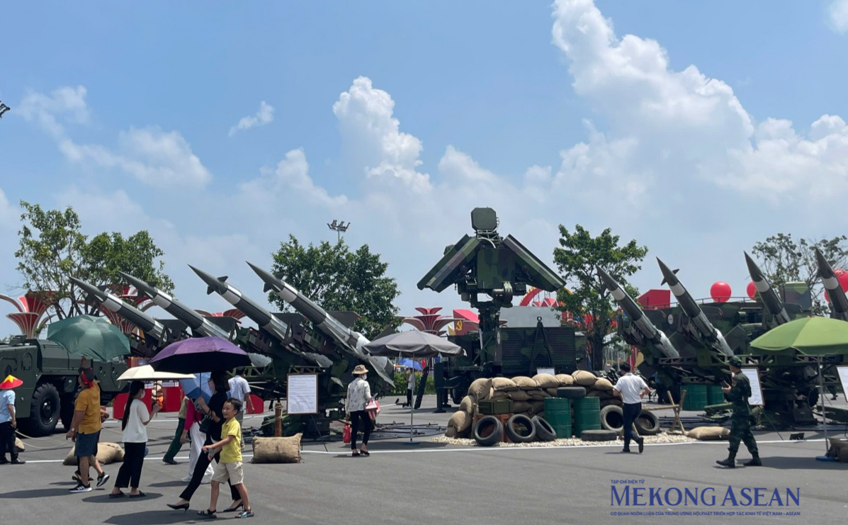 Không gian trưng bày ngoài trời của Bộ Quốc phòng với các khí tài quân sự. Ảnh: Thảo Ngân/Mekong ASEAN.