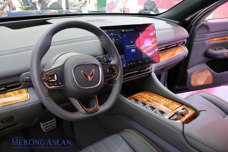 VinFast bàn giao lô xe đặc biệt 'Lạc Hồng' cho Bộ Ngoại giao phục vụ A80