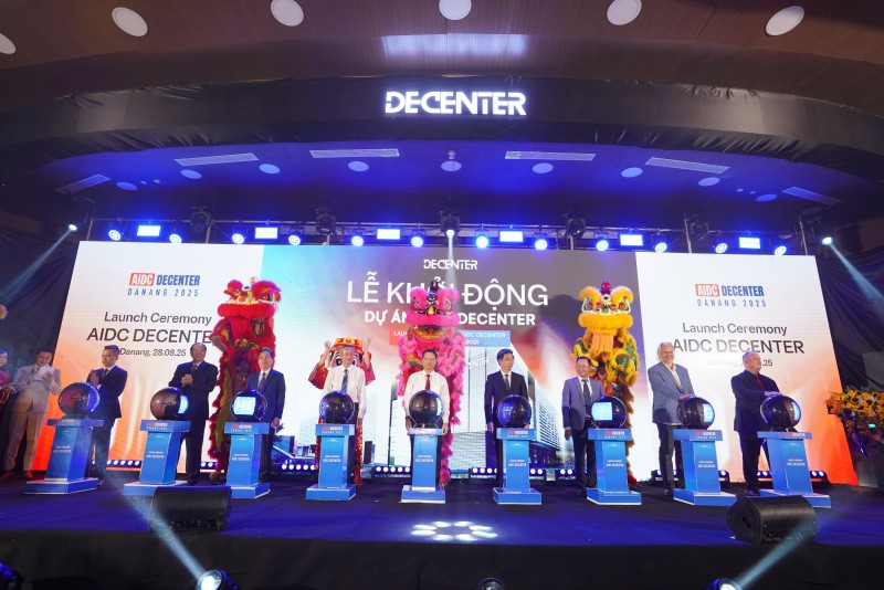 Lãnh đạo thành phố Đà Nẵng và AIDC DeCenter nhấn nút khởi động dự án. Ảnh: BTC).