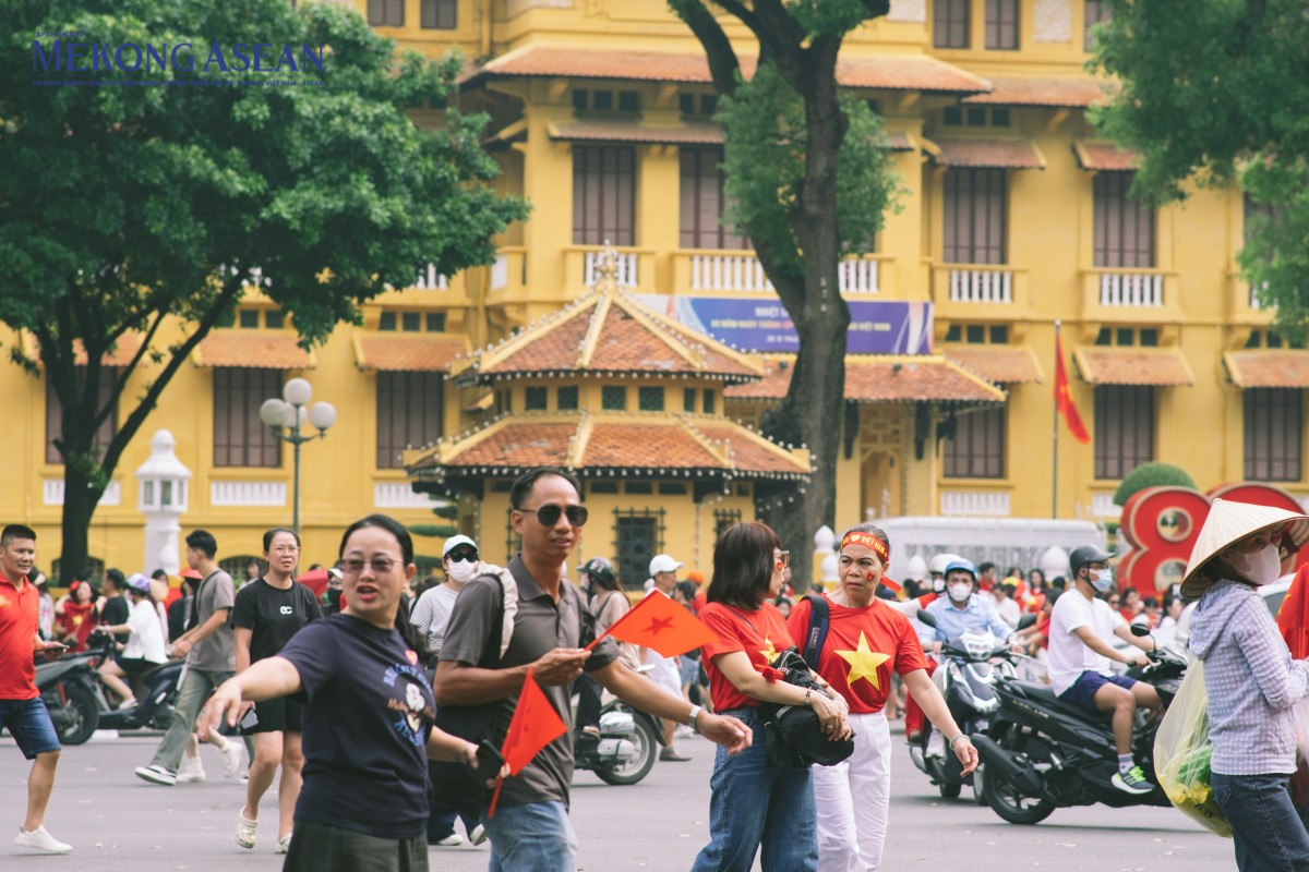 Khu vực trước trụ sở Bộ Ngoại giao trên phố Tôn Thất Đàm, gần Quảng trường Ba Đình, trong không khí hân hoan kỷ niệm Quốc khánh 2/9.