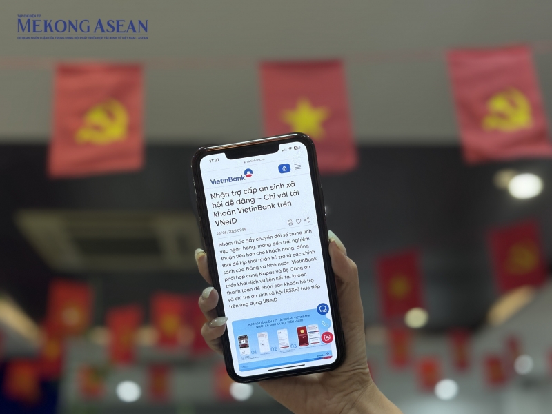 nhiều ngân hàng đã gửi thông báo đến các chủ tài khoản nhằm hướng dẫn liên kết tài khoản nhận chi trả an sinh xã hội theo chính sách của Đảng và Nhà nước ngay trên ứng dụng VNeID.