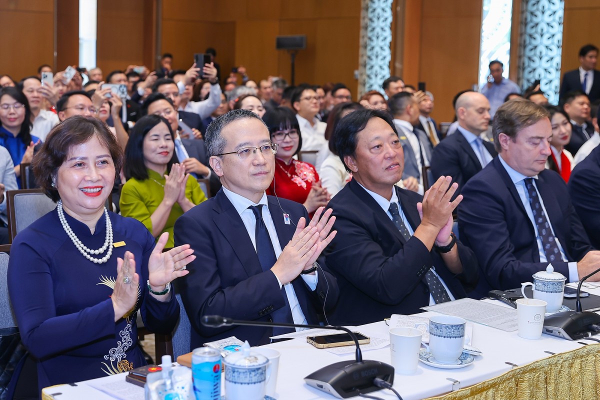 Đại diện các doanh nghiệp trong và ngoài nước dự và phát biểu tại buổi gặp mặt - Ảnh: VGP