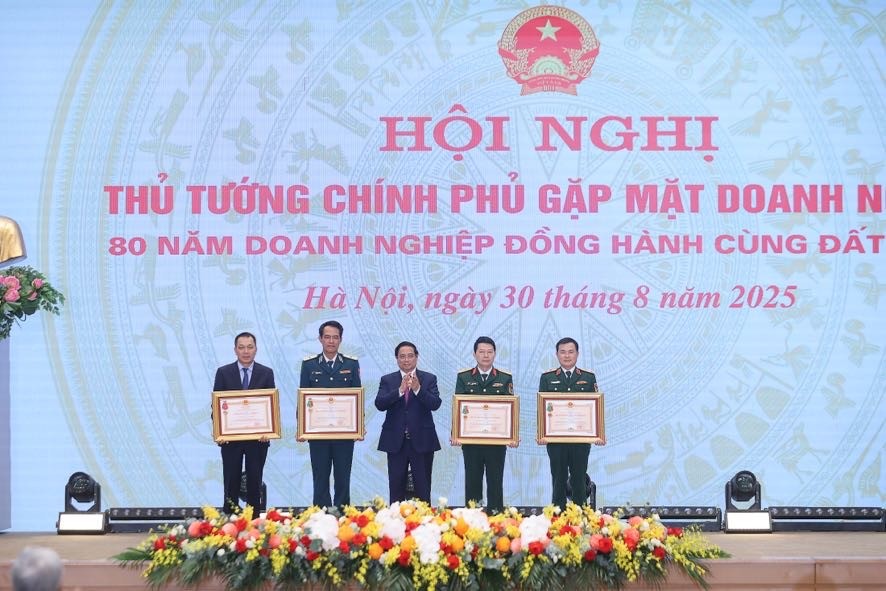 Thủ tướng Phạm Minh Chính trao Huân chương Bảo vệ Tổ quốc hạng Nhất tặng Tập đoàn Công nghiệp - Viễn thông Quân đội (Viettel) và Ngân hàng Quân đội (MB); trao Huân chương Bảo vệ Tổ quốc hạng Nhì tặng Binh đoàn 18 và Tập đoàn Điện lực Việt Nam (EVN). Ảnh: VGP.