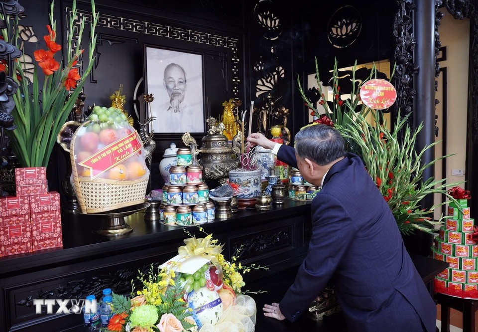 Tổng Bí thư dâng hương tại nơi Chủ tịch Hồ Chí Minh viết Tuyên ngôn Độc lập