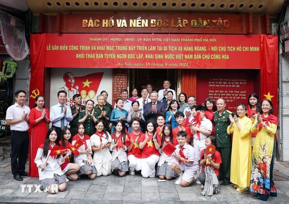 Tổng Bí thư dâng hương tại nơi Chủ tịch Hồ Chí Minh viết Tuyên ngôn Độc lập