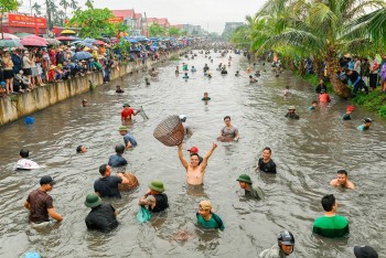 Hải Phòng: Độc đáo hàng nghìn người thi bắt cá bằng nơm tại xã Chí Minh